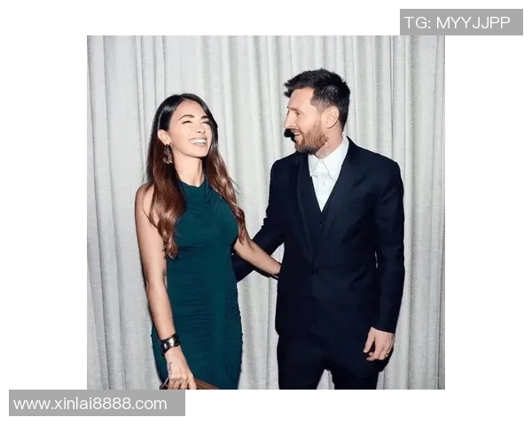 美女与足球明星亲密合影展现运动与魅力的完美结合 美女与足球明星亲密合影展现运动与魅力的完美结合