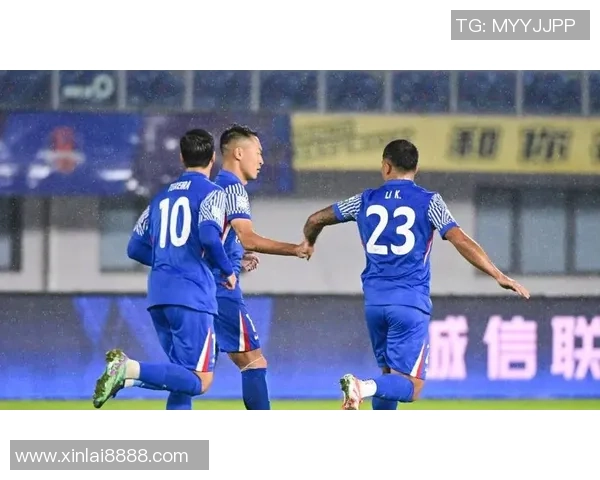 上海足球队比赛经验引发热议球迷对战术选择和球员表现展开激烈讨论 上海足球队比赛经验引发热议球迷对战术选择和球员表现展开激烈讨论