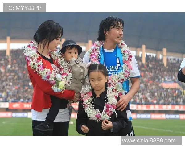 足球明星与妈妈温馨合影展现亲情与荣耀的完美结合 足球明星与妈妈温馨合影展现亲情与荣耀的完美结合